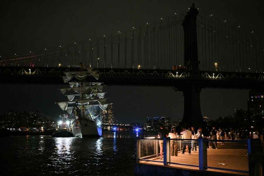 墨西哥海軍船撞上紐約布魯克林大橋 2死多人傷