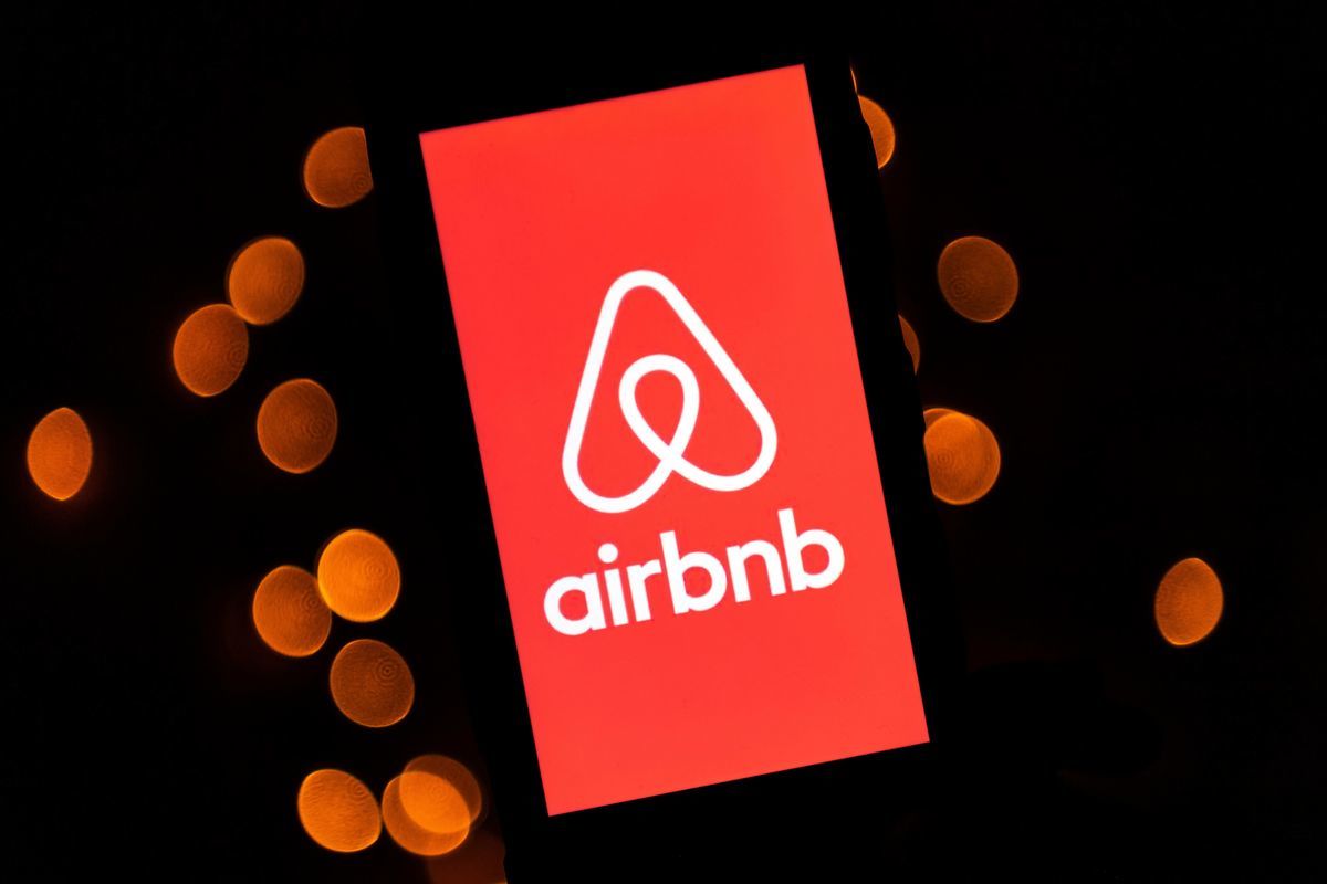 美國議員致函民宿租屋平台Airbnb，對該公司新疆部份房源涉及被美國制裁組織，表達他們的擔憂。（LIONEL BONAVENTURE/Getty Image）