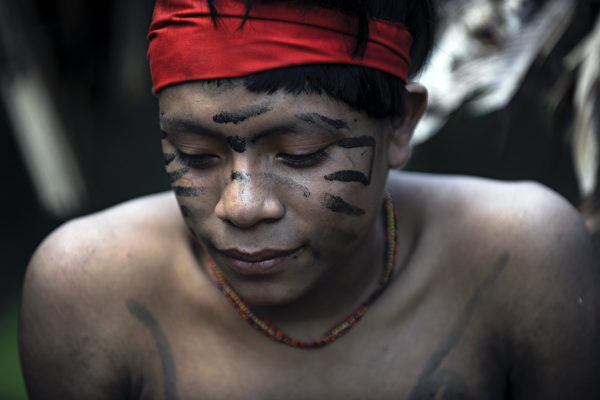 巴西官員於2016年11月18日表示，羅賴馬州的亞諾瑪米雨林部落土著，射殺了6名進入亞馬遜叢林盜採金礦的人。本圖為與世隔絕的亞諾瑪米部落土著。（LEO RAMIREZ/AFP/Getty Images）