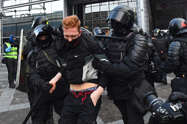 2021年1月31日，俄羅斯聖彼得堡，反對派領袖阿列克謝‧納瓦爾尼（Alexei Navalny）先前遭到政府拘捕，引發民眾上街示威，防暴警察逮捕一名抗議者。（OLGA MALTSEVA/AFP via Getty Images）