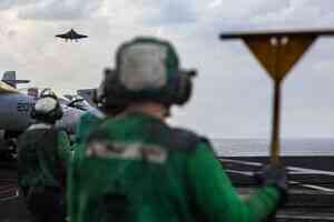 伊朗無人機靠近林肯號航母 遭F-35戰機擊落