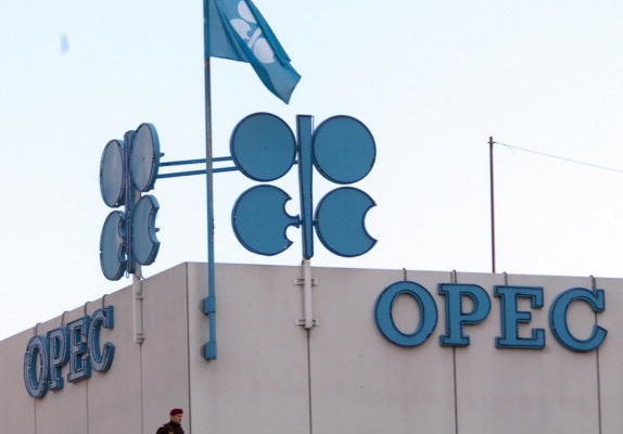 提振油價 OPEC+將石油減產協議延至明年