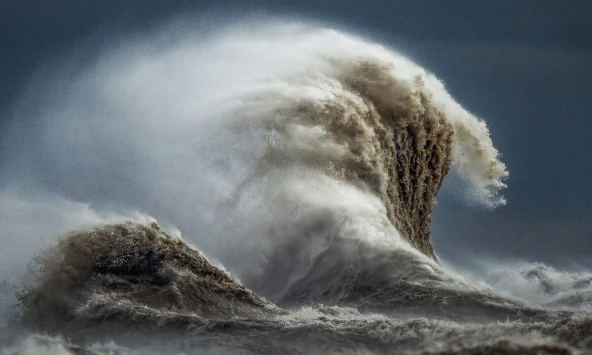 冒著數小時狂風，加拿大攝影師特雷弗‧波特爾伯格（Trevor Pottelberg）捕捉伊利湖上史詩般的風暴波浪。（特雷弗‧波特爾伯格提供）