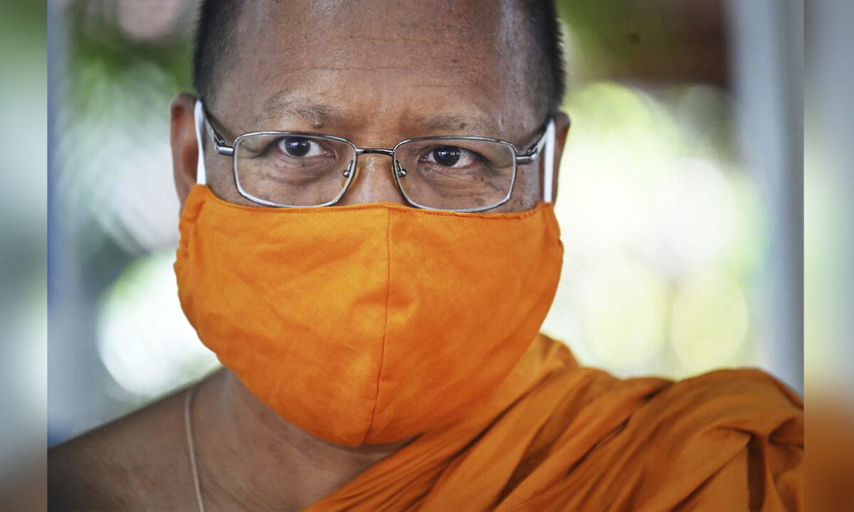 查丹寺（Wat Chak Daeng）的住持戴著由回收膠樽製成的口罩。（LILLIAN SUWANRUMPHA/AFP via Getty Images）