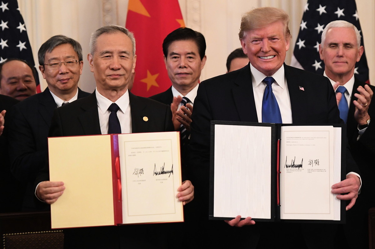 2020年1月15日，美國總統特朗普與中共副總理劉鶴簽署第一階段貿易協議。（SAUL LOEB / AFP）