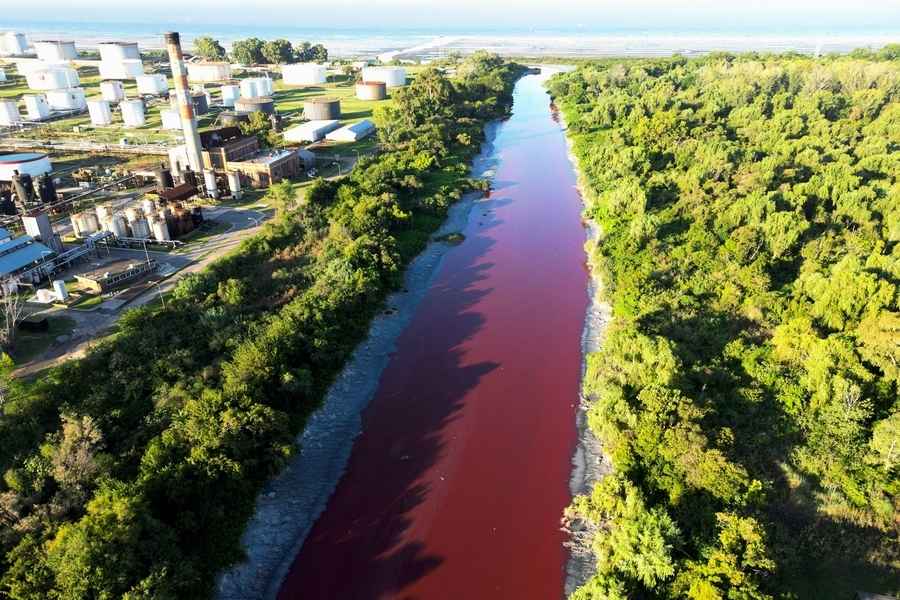 阿根廷首都一河流突變血紅色 引發居民恐慌