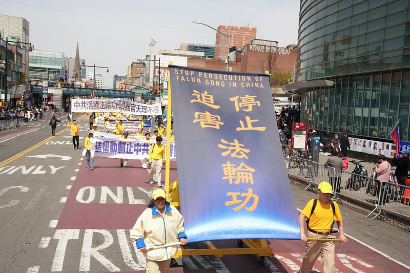 4月19日,紐約法拉盛,上千名法輪功學員舉行盛大的遊行和集會活動,紀念法輪功學員4.25和平上訪26周年,並聲援超過4.4億中國人退出中共的黨、團、隊組織。遊行場面聲勢浩大、震撼人心。(戴兵/大紀元)