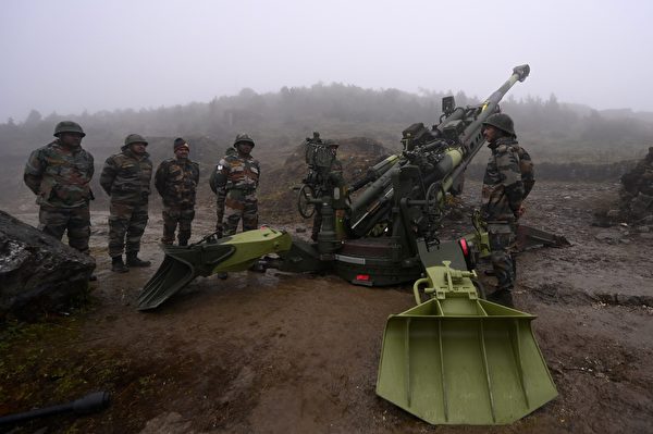 2021年10月20日，印度阿魯納恰爾邦（Arunachal Pradesh），中印邊境再度爆發衝突，印度軍方在達旺鎮（Tawang）附近的彭加騰措（Penga Teng Tso）部署M777榴彈炮。（MONEY SHARMA/AFP via Getty Images）