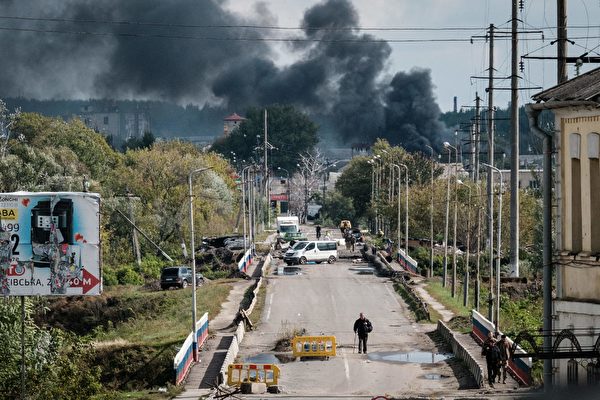 2022年9月24日，烏克蘭東部前線庫皮安斯克市（Kupiansk）附近騰起硝煙。（Yasuyoshi Chiba/AFP via Getty Images）