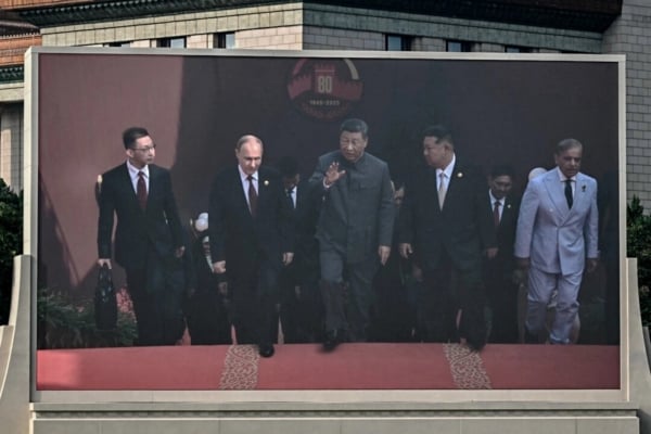 2025年9月3日,中共黨魁習近平(中)與俄羅斯總統普京(中左)和北韓領導人金正恩(中右)一起在北京天安門廣場參加抗日戰爭勝利和二戰結束80周年閱兵式。(Pedro Pardo/AFP via Getty Images)