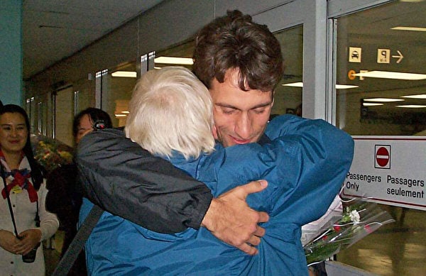  2001 年 11 月，奇普卡從北京安全返回加拿大多倫多後在機場。（奇普卡提供）