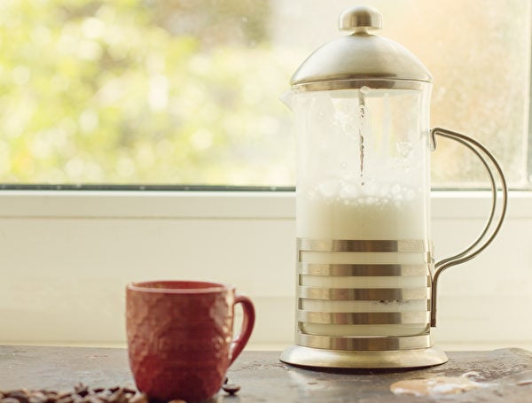 法壓壺是很方便的打奶沫用具。(Shutterstock)