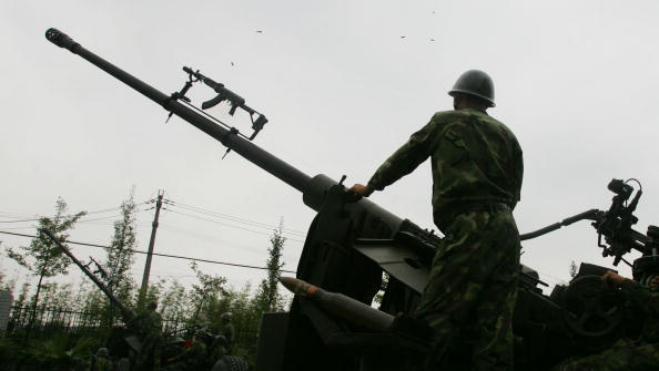 2005年7月，中共解放軍下屬的制空炮兵部隊（Anti-aircraft Artillery Reserve Force Division）的成都分部演習。（China Photos/Getty Images）