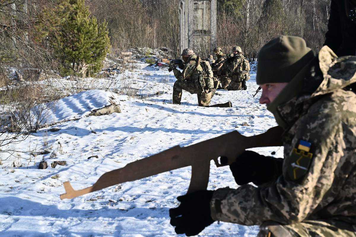 2021年12月25日，烏克蘭武裝部隊的軍事預備隊——烏克蘭領土防衛軍手持卡拉什尼科夫（Kalashnikov）步槍仿製品參加基輔附近的軍事演習。（SERGEI SUPINSKY/AFP via Getty Images）