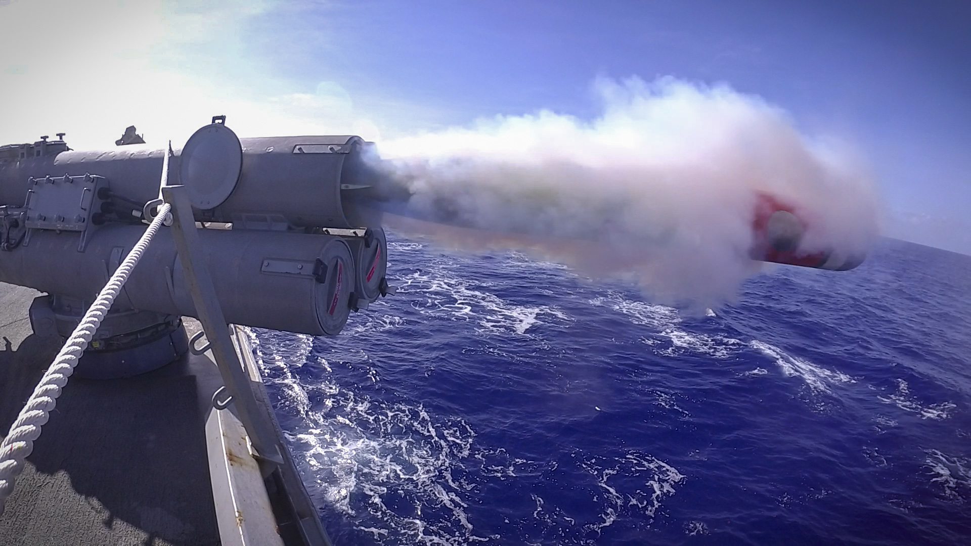 3月27日，美軍伯克級驅逐艦麥凱恩號（DDG 56）在菲律賓海的反潛戰演習期間，發射了一枚魚雷。（美國海軍）
