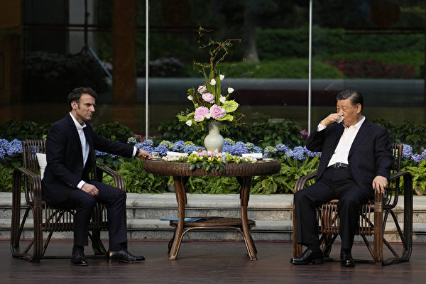 2023年4月7日，中共國家主席習近平（右）和法國總統馬克龍在廣州故居品茶。（Thibault Camus / POOL / AFP）