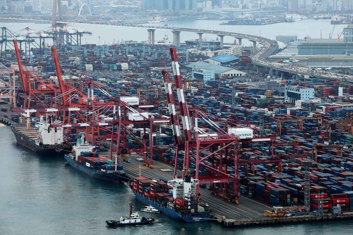 2023年4月1日，南韓當局公布貿易數據，3月總體出口下降13.6%，這是連續第六個月出口同比下滑，也是連續第13個月出現貿易逆差。2021年11月5日的南韓釜山港。 （Chung Sung-Jun/Getty Images）