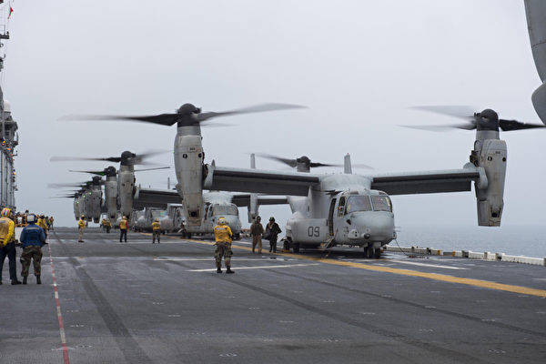 2020年2月15日，美軍的美利堅號兩棲攻擊艦（LHA 6）在太平洋執行任務，艦上搭載的第31海軍陸戰隊遠征隊乘坐MV-22魚鷹直升機準備起飛。（美國海軍）