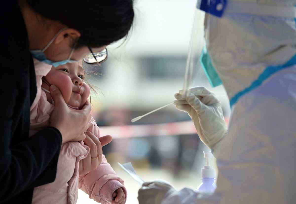 為求社會面清零，上海已經轉陰性的患者被要求送方艙，連小嬰兒也是如此。圖為2022年3月22日，一位中國父親抱著孩子做核酸。（Costfoto/Future Publishing via Getty Images）