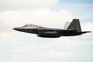 美軍F-22戰機裝載並發射28枚導彈 史上最多