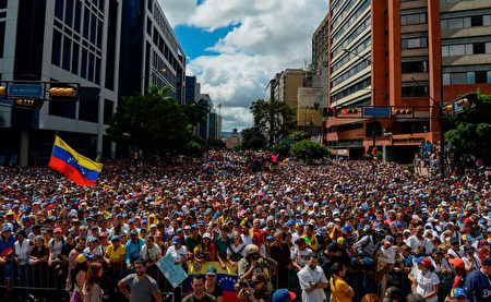 委內瑞拉自2020年3月7日以來大停電，加劇民眾的憤怒之情。3月9日成千上萬名民眾湧入首都加拉加斯（Caracas）支持反對派領袖、臨時總統胡安‧瓜伊多（Juan Guaido）。（FEDERICO PARRA/AFP/Getty Images）