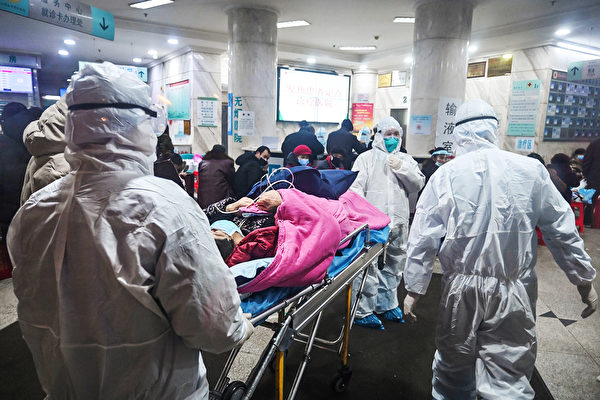 中共掩蓋導致疫情蔓延全球遭殃。圖為1月25日，武漢一家醫院，人滿為患。示意圖（HECTOR RETAMAL/AFP via Getty Images）