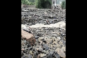 重慶遭泥石流突襲 連房帶人沖走 災民訴苦