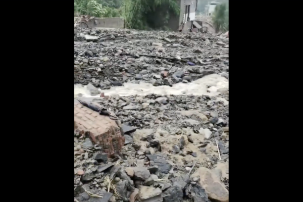 重慶遭泥石流突襲 連房帶人沖走 災民訴苦