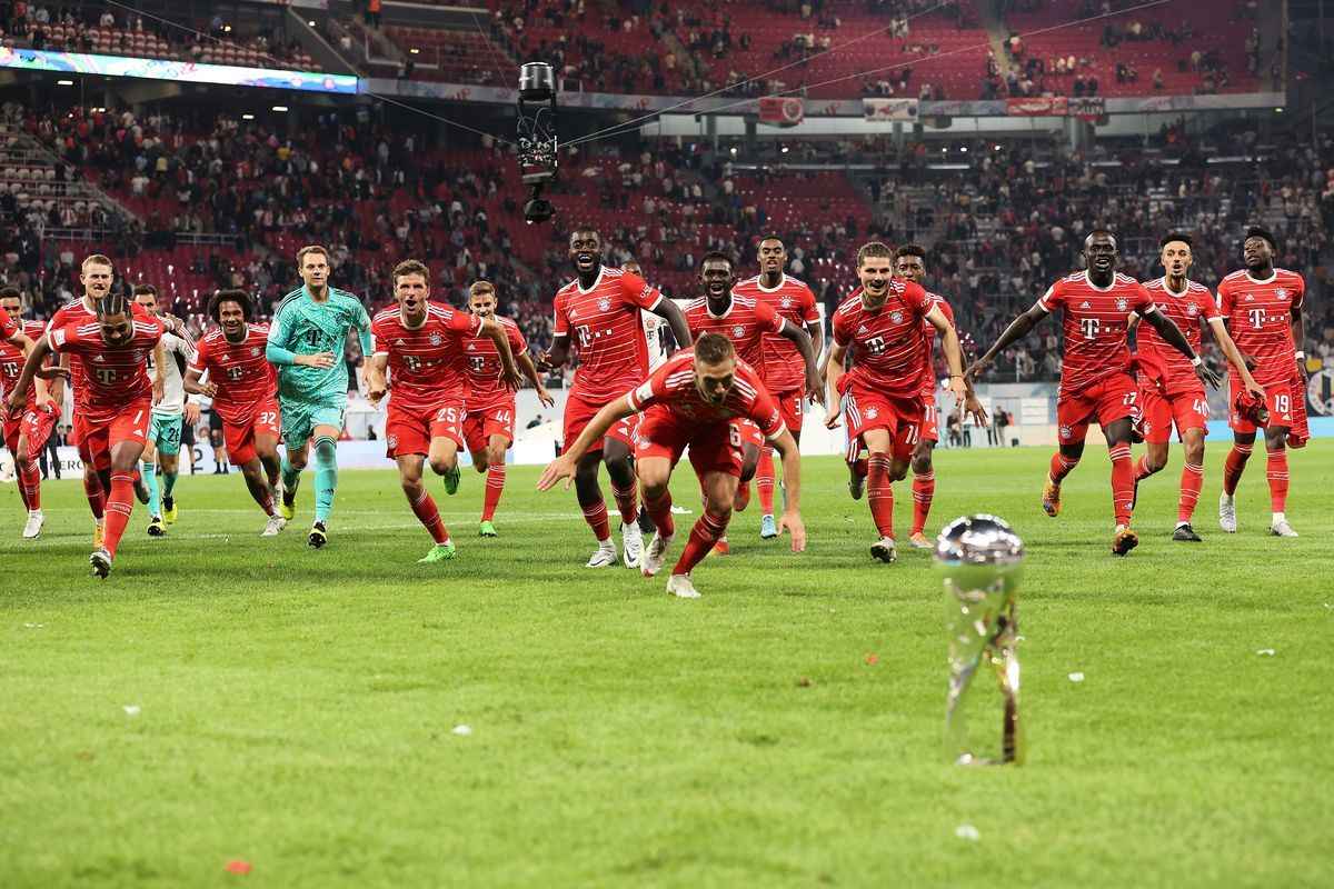 2022年7月30日，在德國超級盃賽中，德甲冠軍拜仁慕尼黑以5:3擊敗德國盃得主萊比錫，實現「三連冠」。圖為拜仁球員在奪冠後，慶祝勝利的瞬間。（Alexander Hassenstein/Getty Images）
