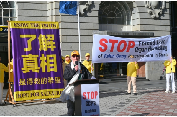 2025年6月28日,法輪功學員在紐西蘭奧克蘭集會遊行,揭露中共對法輪功學員長達26年的迫害,呼籲國際社會正義人士共同努力、制止中共的反人類罪行。圖為紐西蘭西藏之友會主席Peter Dormon在集會上發表演講。(趙凱/大紀元)