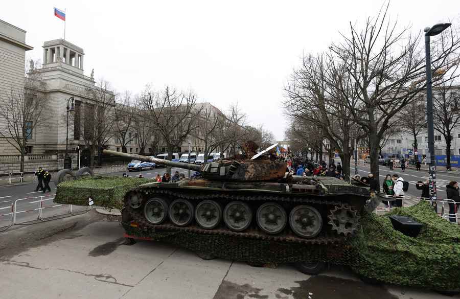 俄烏戰一周年｜德國辦反戰集會 民眾放廢坦克在柏林俄大使館前（多圖）
