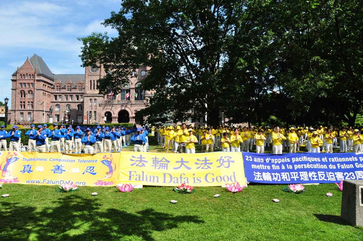 2022年7月17日，加拿大部份法輪功學員聚集安省省府所在地的女王公園，以集體煉功、集會及遊行的方式，紀念反迫害23周年。（周行／大紀元）