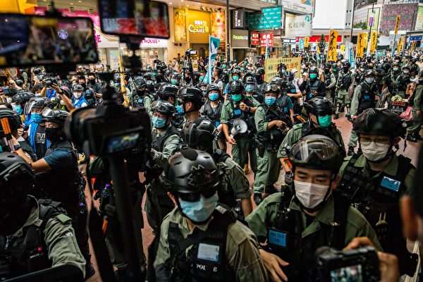 2020年7月1日，香港，民眾抗議港版國安法，大批防暴警察戒備。（DALE DE LA REY/AFP via Getty Images）
