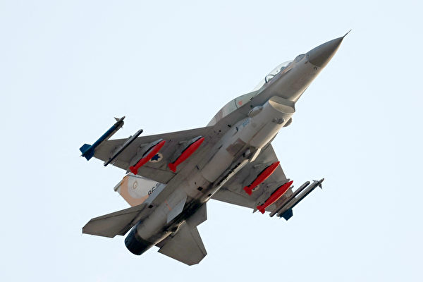 2022年12月28日，以色列哈特澤里姆基地（Hatzerim Base），在以色列空軍飛行員畢業典禮期間，一架以色列空軍F-16戰隼（Fighting Falcon）戰鬥機在空中表演。（Jack Guez/AFP）
