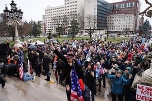 密歇根民眾冒雨集會遊行 向神祈禱保祐美國