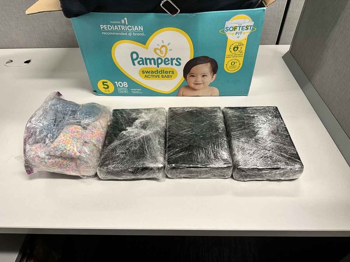 美國緝毒局在嬰兒紙尿布盒子中查獲「彩虹芬太尼」毒藥丸。（DEA提供）