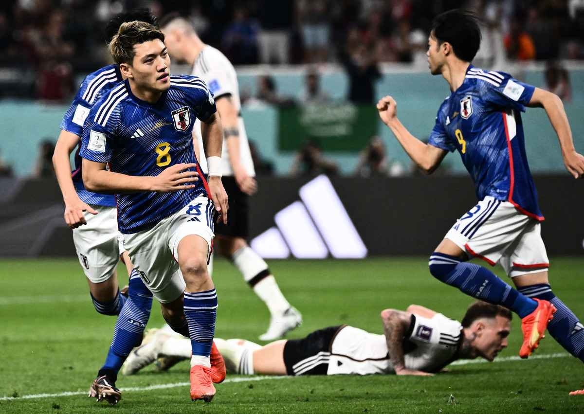 後備入替的堂安律（8號）射入一球，協助日本2:1擊敗德國。（FIFA）