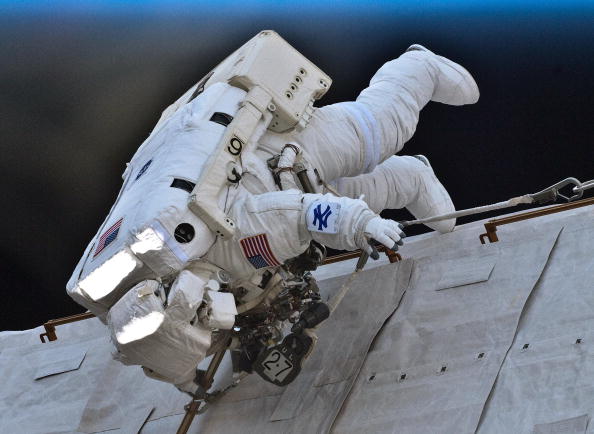 2001年5月17日一名美國太空人正在執行任務。（Garrett Reisman/Getty Images）