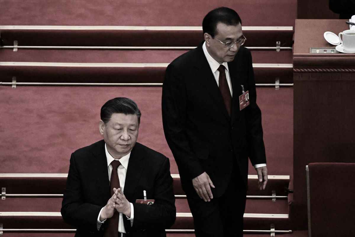 2023年3月5日，中共國務院總理李克強（右）在北京人民大會堂舉行的全國人民代表大會（NPC）開幕式上發表工作報告後走過中共國家主席習近平（左）身邊。（NOEL CELIS/AFP via Getty Images）