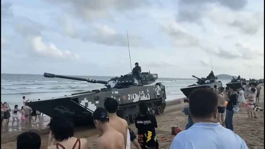 佩洛西訪台｜中共兩棲突擊戰車闖入海灘休閒區
