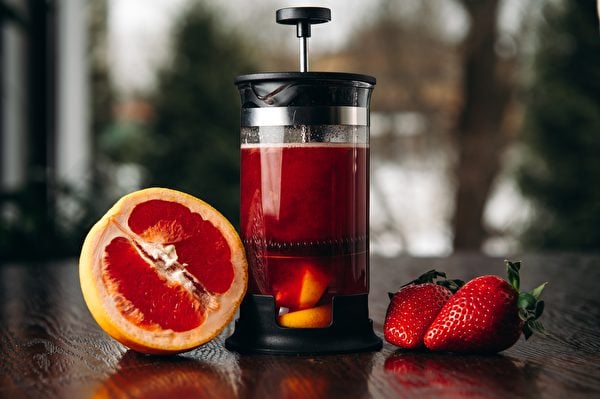 法壓壺能讓我們輕鬆榨果汁。(Shutterstock)