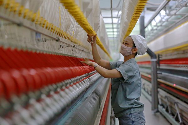 2021年8月7日，安徽省安慶市的一家紡織廠的員工正在工作。（STR/AFP via Getty Images）