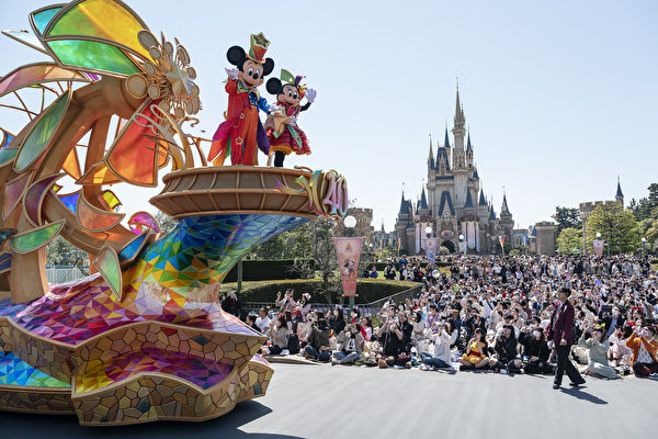 2023年4月10日，日本浦安市，東京迪士尼樂園舉行成立40周年的慶祝活動，表演者打扮成迪士尼的角色米奇老鼠（Mickey Mouse，上左）及「米妮」（Minnie Mouse，上右）。（Richard A. Brooks/AFP）