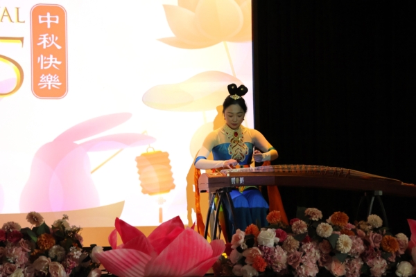 法輪功學員Shirley的古箏演奏。(夏楚君/大紀元)