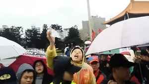 中共外圍組織台灣愛同會在台滋擾法輪功及香港民運人士