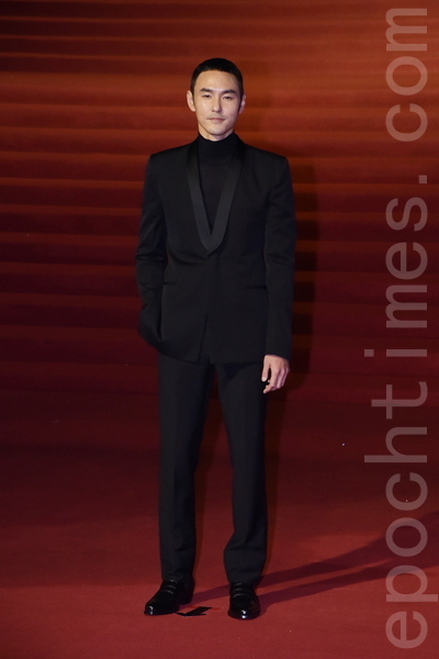 第60屆金馬獎星光大道，入圍本屆最佳男主角的演員阮經天盛裝出席，在紅毯帥氣留影。（大紀元／黃宗茂）