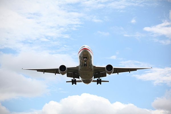 2022年12月18日，一架自鳳凰城飛往檀香山的班機，在降落前30分鐘時遭遇了劇烈亂流，導致至少36人受傷，其中20人緊急送醫。圖為一架飛行中的飛機。（Pixabay）