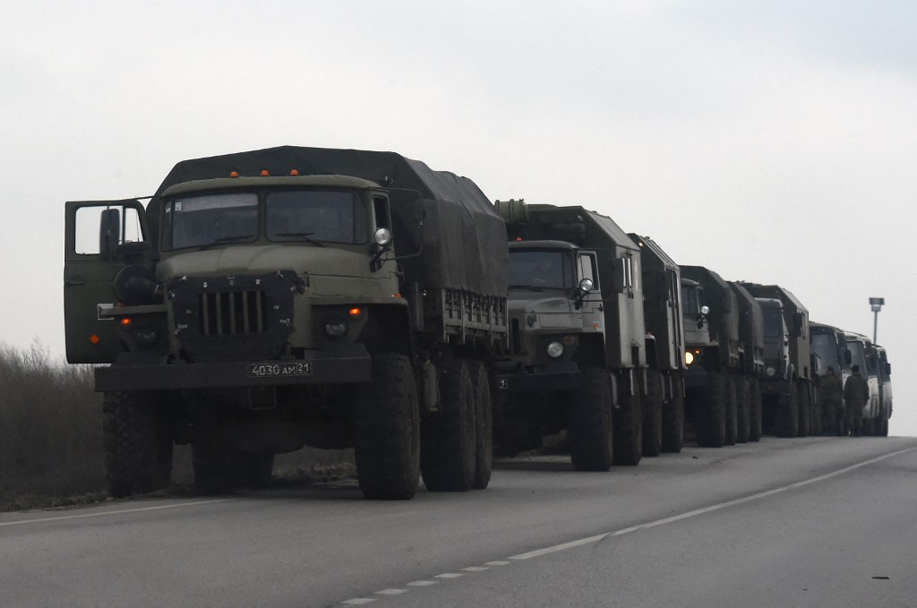 2022年2月23日，俄羅斯南部羅斯托夫地區的一條路邊出現了俄羅斯軍用卡車和公共汽車，該地區與烏克蘭東部的頓涅茨克接壤。（STRINGER/AFP）