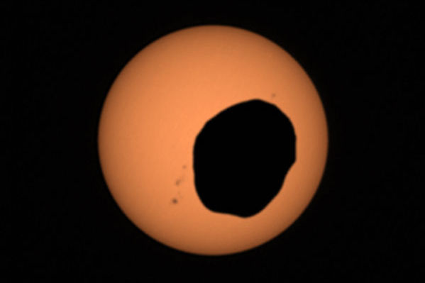 2022年4月2日，火星的一顆衛星從太陽前面經過造成獨特的日食現象。（NASA/JPL-Caltech/ASU/MSSS/SSI）