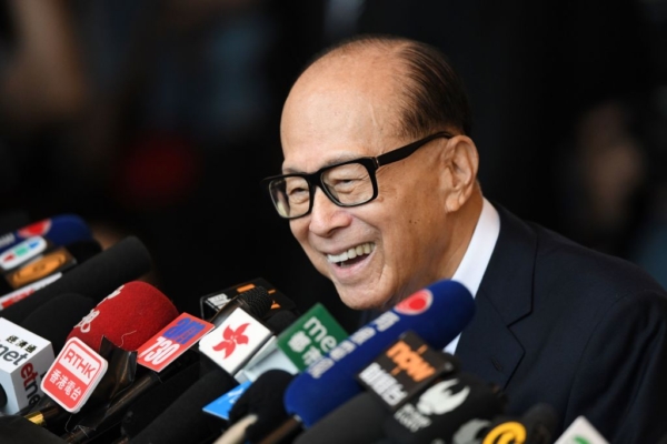 李嘉誠賣出英國電訊業務 套現455億